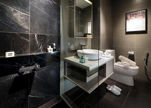 Articles de toilette gratuits, sèche-cheveux, papier toilette