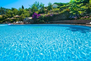 Alberca al aire libre por temporada y sombrillas en la alberca 