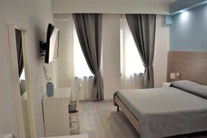 Desk, free WiFi, bed sheets - Nazionale Suite (Naples)