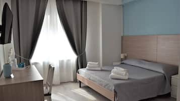 Escritorio, wifi gratis y ropa de cama