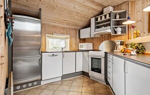 Fridge, microwave, oven, stovetop - Gorgeous home in Oksbøl with sauna (Oksbøl)