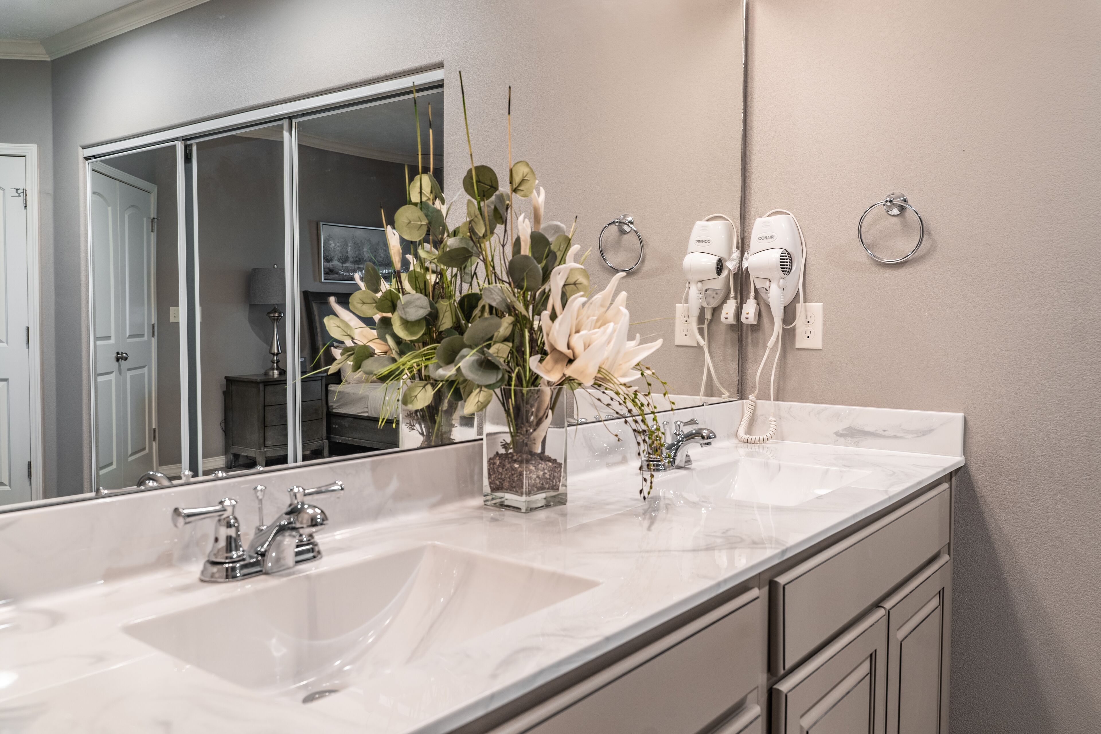 panoramic condo, 3 bedrooms, terrace, lake view | bathroom | combined shower/bathtub, jetted bath, free toiletries, hair dryer