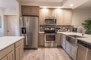 全景公寓式客房, 3 间卧室, 露台, 湖景 | 私人厨房 | 大冰箱、微波炉、烤箱、炉灶