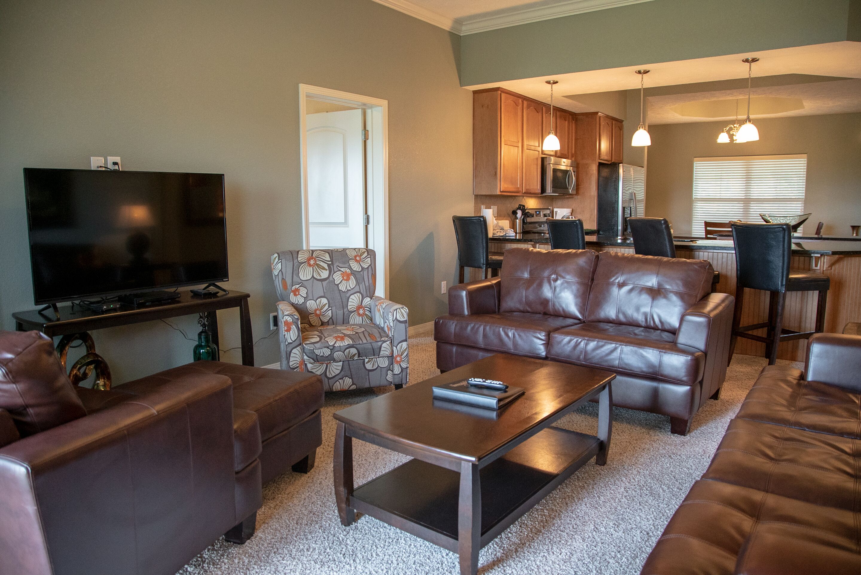 panoramic condo, 4 bedrooms, lake view, lakeside | living area | 42-inch flat-screen tv with digital channels, tv, dvd player