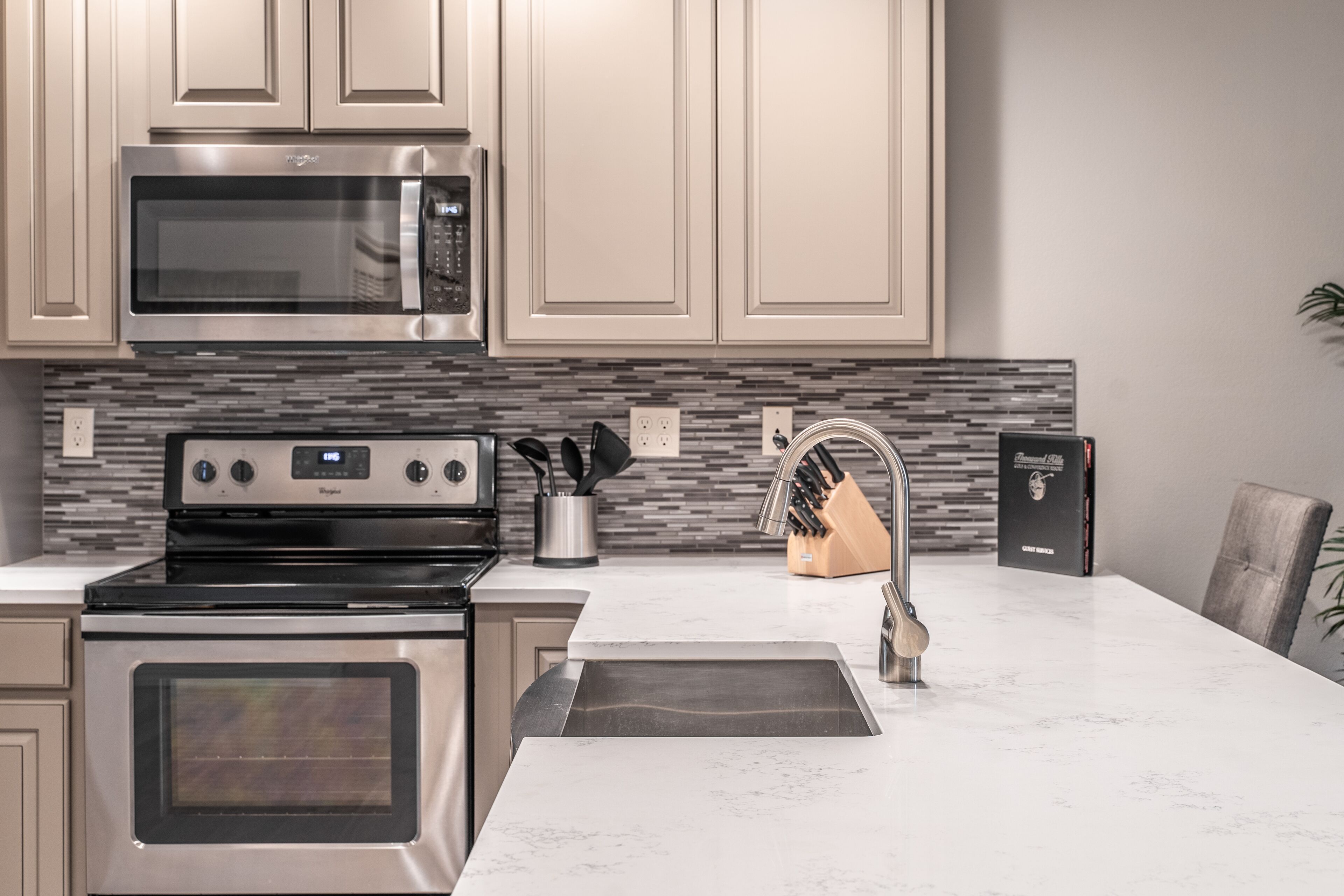 panoramic condo, 3 bedrooms, terrace, lake view | private kitchen | full-sized fridge, microwave, oven, stovetop