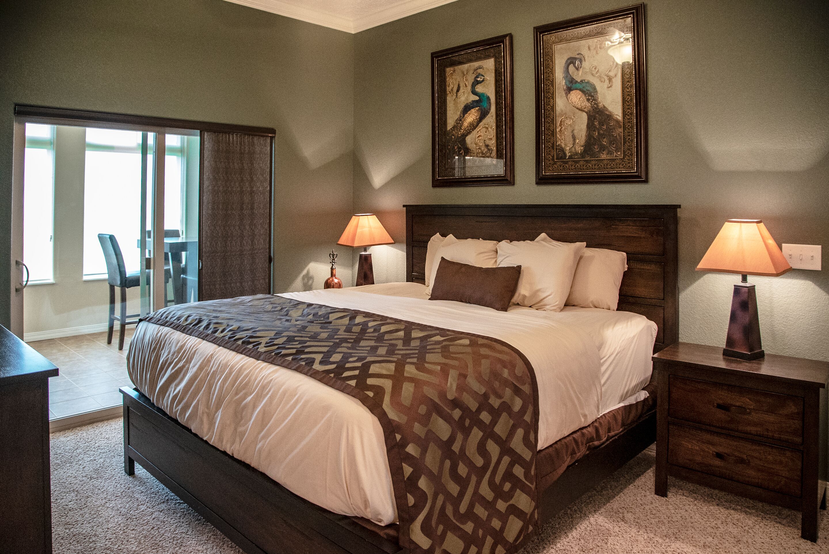 panoramic condo, 4 bedrooms, lake view, lakeside | 2 bedrooms, individually decorated, individually furnished