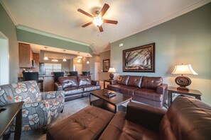 Panoramic Condo, 4 Bedrooms, Lake View, Lakeside | Living area