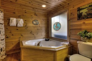 Nhà, nhiều giường (Nestled Inn #214) | Phòng tắm | Khăn tắm 