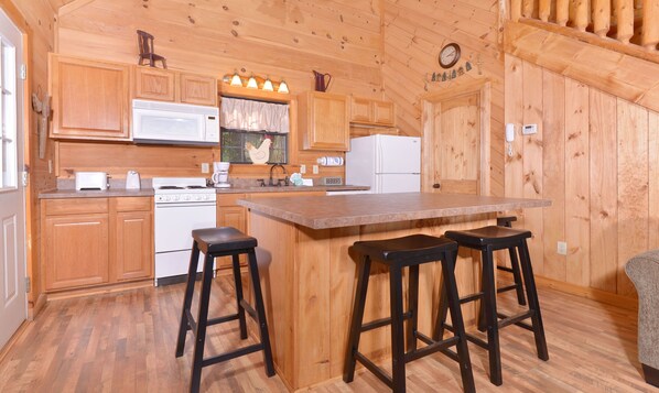 Talo, useita sänkyjä (Above The Falls #144) | Yksityinen keittiö | Jääkaappi, mikroaaltouuni, uuni, liesi