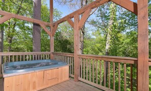 Rumah, Beberapa Tempat Tidur (Above The Falls #144) | Bathtub spa pribadi