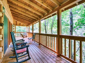 Talo, 1 suuri parisänky ja vuodesohva (Cabin Fever #117) | Terassi/patio