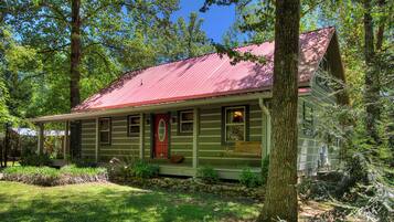 House, Multiple Beds (Living Waters #376) | Exterior
