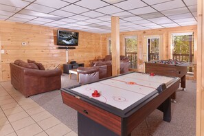 House, Multiple Beds (Life of Luxury #12) | Game room - Life of Luxury #12 (Gatlinburg)