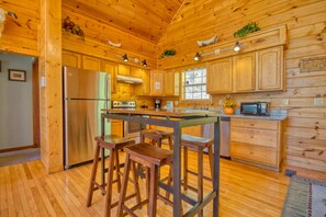 Fridge, microwave, stovetop, dishwasher