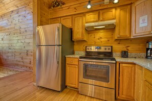 Fridge, microwave, stovetop, dishwasher - Life of Luxury #12 (Gatlinburg)