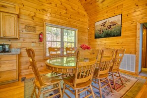 Fridge, microwave, stovetop, dishwasher - Life of Luxury #12 (Gatlinburg)