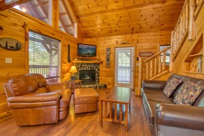 Living area - Dare To Bear #238 (Sevierville)