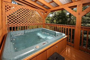 Outdoor spa tub - Dare To Bear #238 (Sevierville)