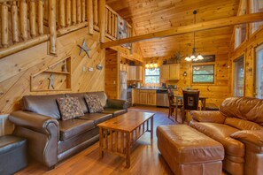 Living area - Dare To Bear #238 (Sevierville)