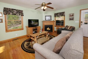 Talo, 1 suuri parisänky ja vuodesohva (Always & Forever #118) | Oleskelualue