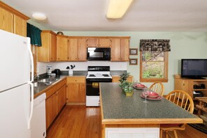 Talo, 1 suuri parisänky ja vuodesohva (Always & Forever #118) | Yksityinen keittiö | Jääkaappi, mikroaaltouuni, liesi, astianpesukone