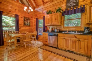 House, Multiple Beds (Falcon Crest #2911) | Private kitchen