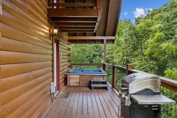 House, Multiple Beds (Amazing Grace #264) | Outdoor spa tub