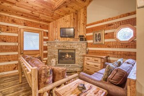 House, 1 King Bed (Leather And Lace #1615) | Living area