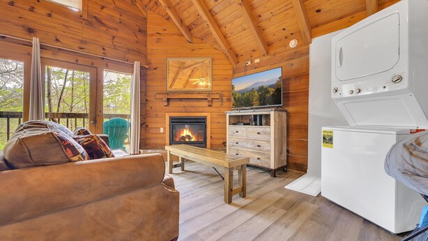 House, 1 King Bed with Sofa bed (Foxy Lady #1531) | Living area - Foxy Lady #1531 (Gatlinburg)