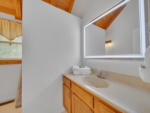 House, 1 King Bed with Sofa bed (Foxy Lady #1531) | Bathroom