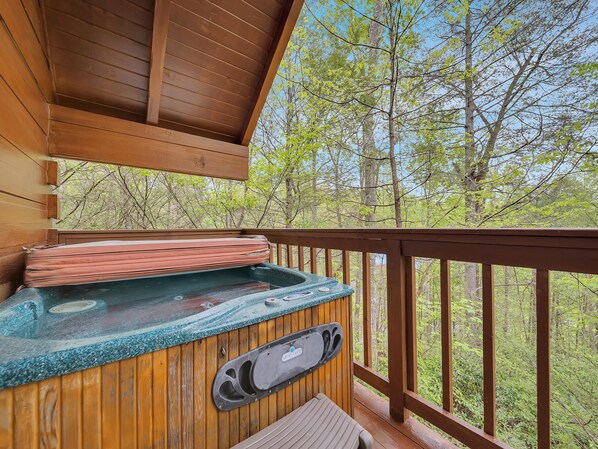 House, 1 King Bed with Sofa bed (Foxy Lady #1531) | Outdoor spa tub