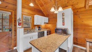 House, 1 King Bed with Sofa bed (Foxy Lady #1531) | Private kitchen | Fridge, microwave, stovetop, dishwasher - Foxy Lady #1531 (Gatlinburg)