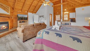 House, 1 King Bed with Sofa bed (Foxy Lady #1531) | 1 bedroom, free WiFi, individually decorated, individually furnished - Foxy Lady #1531 (Gatlinburg)
