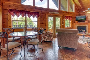 Living room - American Dream #142 (Sevierville)