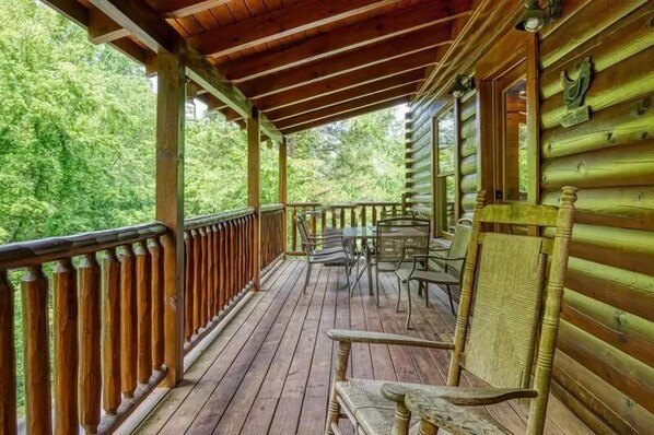 House, Multiple Beds (Camelot #266) | Outdoor dining - Camelot #266 (Pigeon Forge)