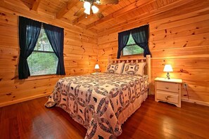 Maison, plusieurs lits (A Bear's Eye View #251) | 2 chambres, décoration personnalisée, ameublement personnalisé