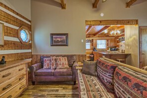 House, 1 King Bed (Linger Longer #1607) | Living area