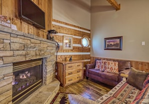 Living area - Linger Longer #1607 (Gatlinburg)