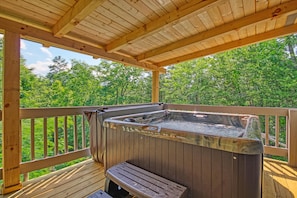 Outdoor spa tub - Mountain Serene #119 (Sevierville)