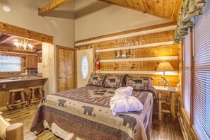 House, 1 King Bed (Moonshine Madness #1611) | 1 bedroom, individually decorated, individually furnished, free WiFi - Moonshine Madness #1611 (Gatlinburg)