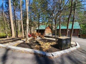 House, 1 King Bed (Moonshine Madness #1611) | Outdoor dining - Moonshine Madness #1611 (Gatlinburg)