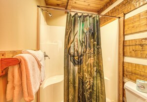 House, 1 King Bed (Moonshine Madness #1611) | Bathroom | Towels - Moonshine Madness #1611 (Gatlinburg)
