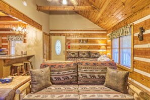 Talo, 1 suuri parisänky (Moonshine Madness #1611) | Sisätilat