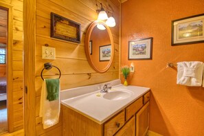 House, 1 King Bed (Dream Maker #120) | Bathroom | Towels