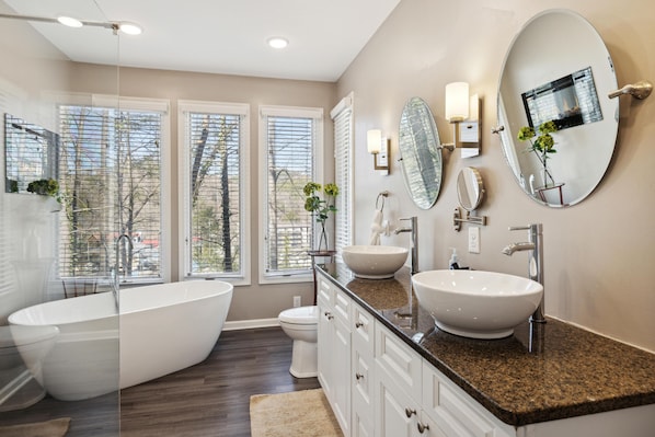 Casa, varias camas (Gatlinburg - Barbara's Song #4125) | Baño | Toallas 