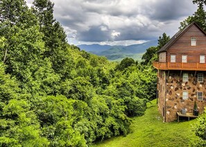 House, Multiple Beds (Hillbilly Hilton #525) | Property grounds - Hillbilly Hilton #525 (Gatlinburg)