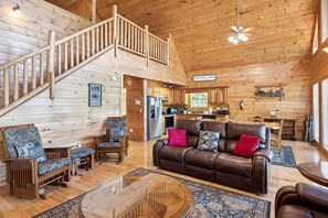 บ้านพัก, หลายเตียง (Hillbilly Hilton #525) | บริเวณนั่งเล่น