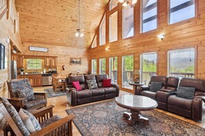 บ้านพัก, หลายเตียง (Hillbilly Hilton #525) | บริเวณนั่งเล่น