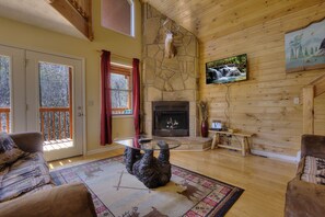 House, Multiple Beds (Bear Run Getaway #1136) | Living room