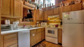 House, 1 King Bed with Sofa bed (Apple Bear View #116) | Private kitchen | Full-size fridge, microwave, stovetop, dishwasher